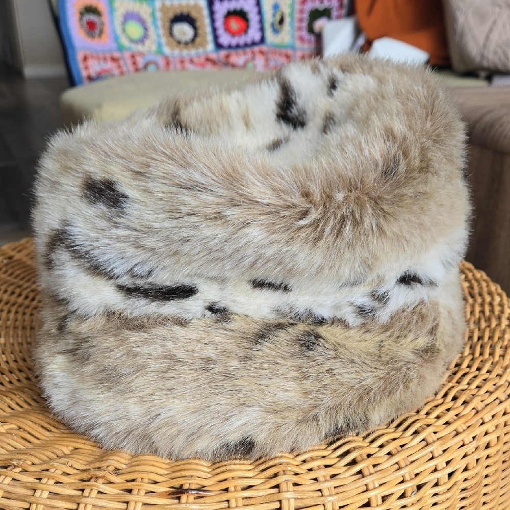 Danier Faux Fur Bucket Hat Leopard Print Plush Winter Cozy Luxe Statement - Picture 2 of 10